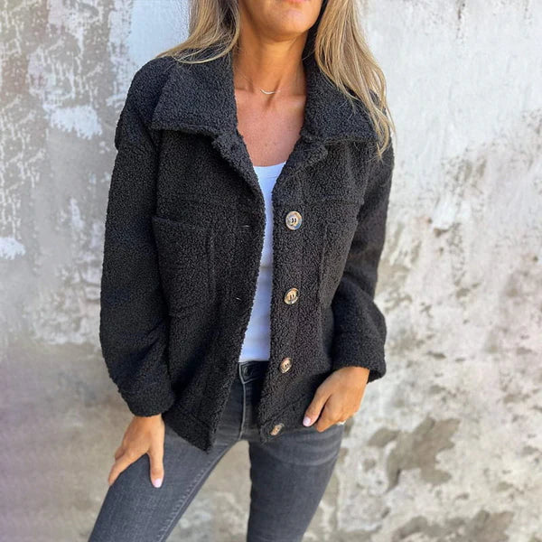 Dames overhemdjasje met kraag en button-down sluiting, voor een veelzijdige en stijlvolle gelaagde look.
