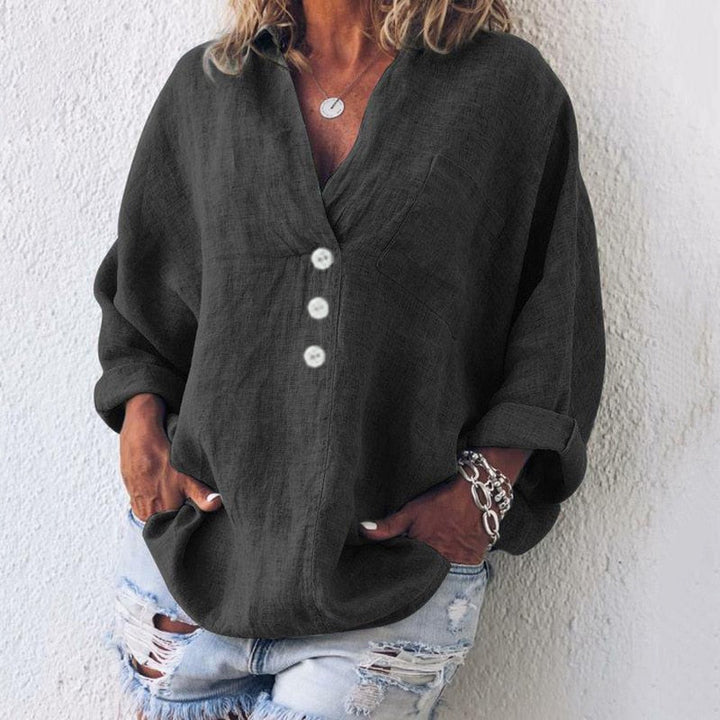 Zwarte oversized button-down blouse voor dames, stijlvol en comfortabel, met V-hals en lange mouwen.