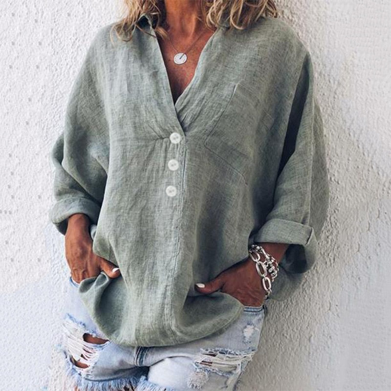 Comfortabele oversized dames button-down blouse met V-hals en lange mouwen, ideaal voor casual stijl.