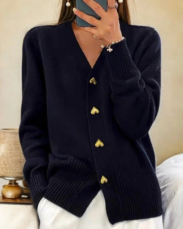 Veelzijdige dames cardigan met knopen, V-hals en speelse hartdetails. Comfortabel en modieus voor laagjes.