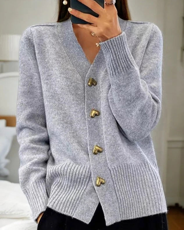 Elegant dames cardigan met V-hals, knoopsluiting en subtiele hartdetails. Ideaal voor herfst en winter.