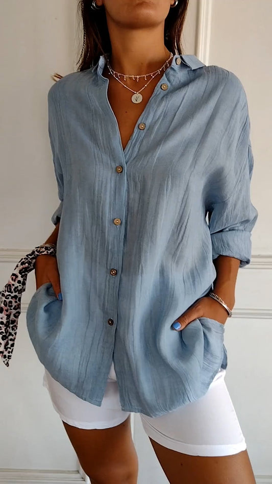 "Dames casual button down overhemd, wit, met klassieke knoopsluiting, lange mouwen, flatterende pasvorm, veelzijdig ontwerp."