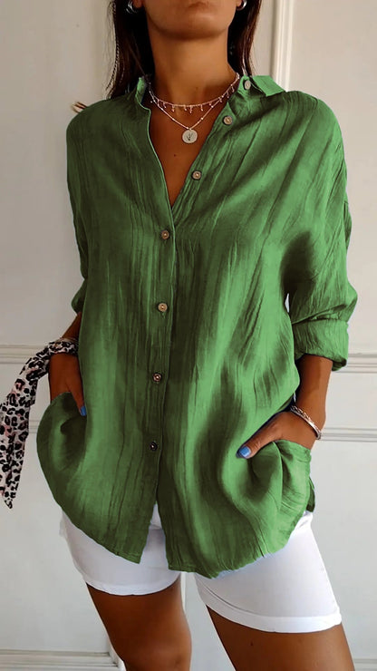 "Dames casual button down overhemd, wit, met klassieke knoopsluiting, lange mouwen, flatterende pasvorm, veelzijdig ontwerp."