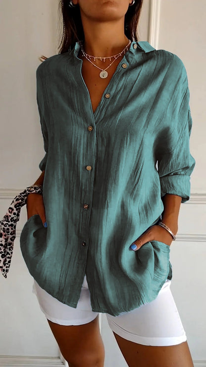 "Dames casual button down overhemd, wit, met klassieke knoopsluiting, lange mouwen, flatterende pasvorm, veelzijdig ontwerp."
