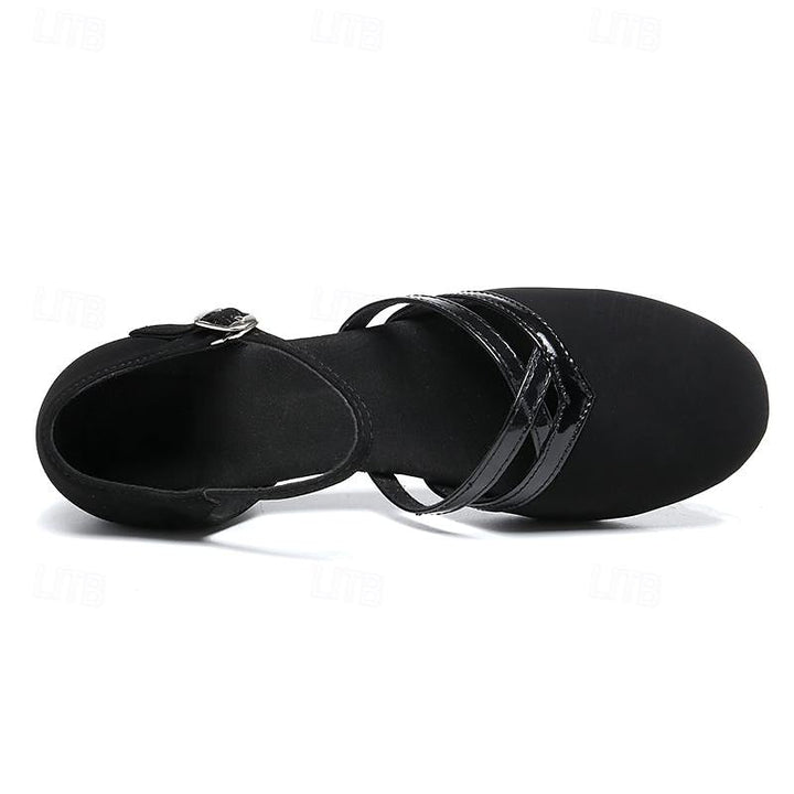 Zwarte feest schoenen voor dames, met elegante enkelbandjes en een lage blokhak voor stabiliteit tijdens het dansen.