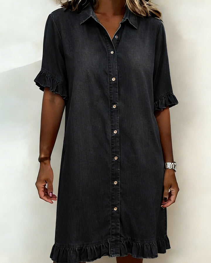 Blauwe dames denim jurk met knoopsluiting, volantmouwen en ruches detail. Perfecte lentejurk.