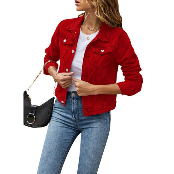 Spijkerjack met knopen: Detailopname van een trendy dames spijkerjack met zilveren knopen, ideaal voor de zomer.