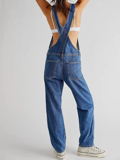 "Dames denim tuinbroek, lichtblauw, verstelbare bandjes, zakken, comfortabel en stijlvol voor casual en trendy outfits."