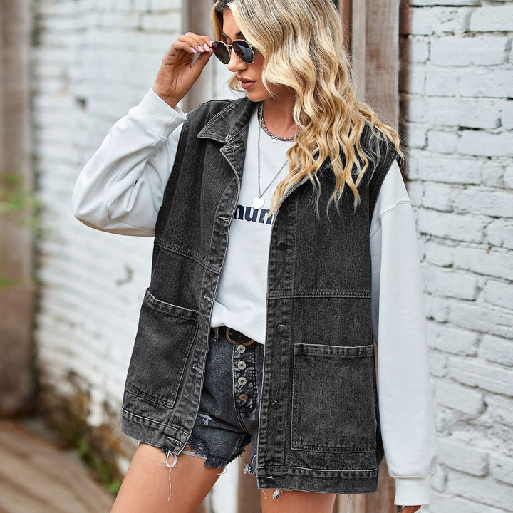 Elegant damesgilet met praktische zakken en subtiele knoopsluiting, een modieuze toevoeging.