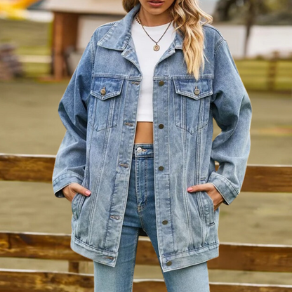 Dames denim zomerjack in blauw, stijlvol ontwerp met knopen en veelzijdige kleuren. Perfect voor casual en modieuze stijlen.