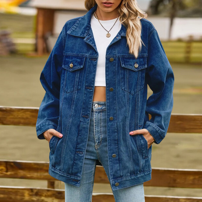Dames denim zomerjack in blauw, stijlvol ontwerp met knopen en veelzijdige kleuren. Perfect voor casual en modieuze stijlen.