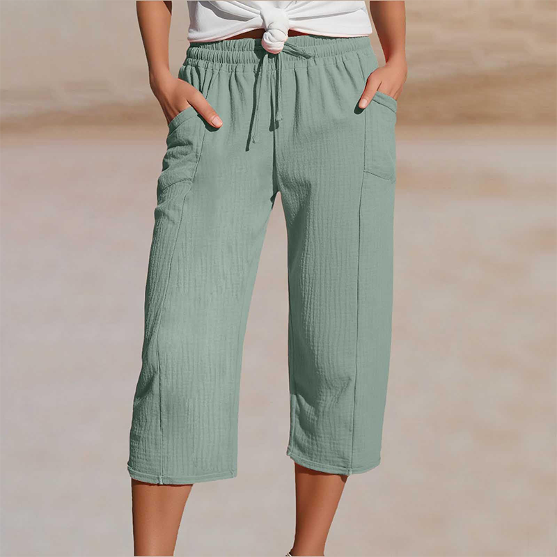 Comfortabele dames driekwart broek met losse pasvorm, elastische tailleband en praktische zijzakken. Ideaal voor vakantie.