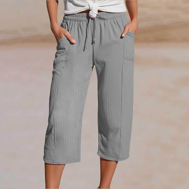 Luchtige dames driekwart zomerbroek, comfortabel met elastische taille en zijzakken. Losse pasvorm, ideaal voor warm weer.