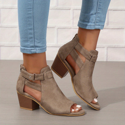 "Dames enkellaarsjes met suède look, trendy cut-out design, blokhak van 6 cm, beschikbaar in beige, bruin, en zwart."