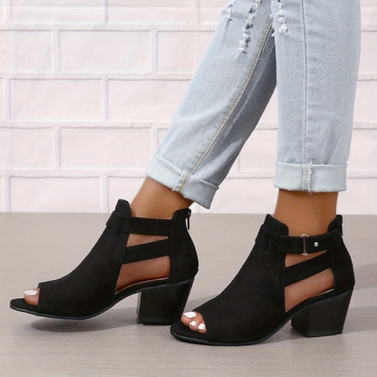 "Dames enkellaarsjes met suède look, trendy cut-out design, blokhak van 6 cm, beschikbaar in beige, bruin, en zwart."