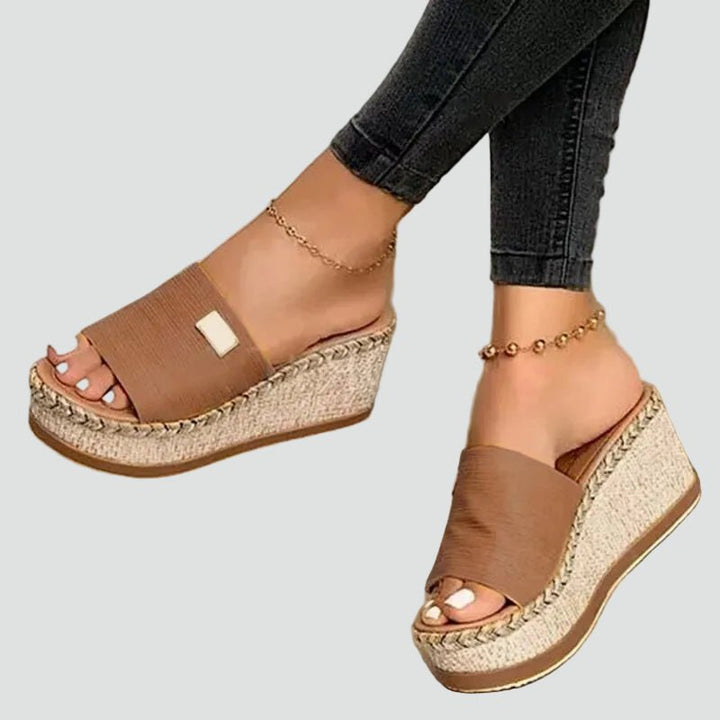 Modieuze dames zomerschoenen: comfortabele espadrille sleehak sandalen met open teen en platform.