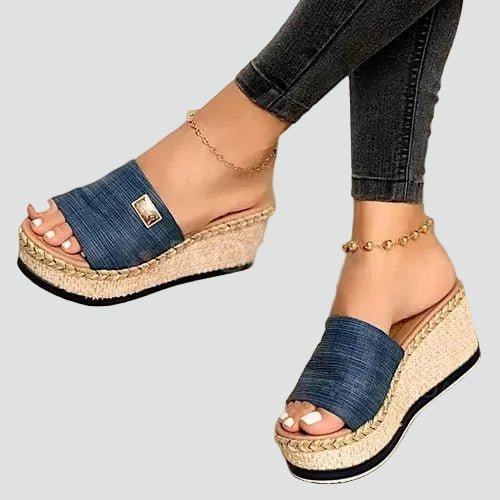 Zomerse vrouwenschoenen: stijlvolle espadrille sleehak sandalen met open teen en gevlochten platform.