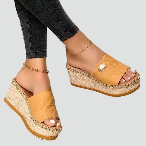 Comfortabele en elegante dames espadrille sleehak sandalen. Modieus gevlochten platform, perfect voor de zomer.