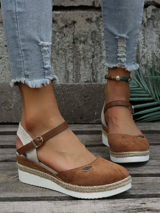"Dames espadrilles in bruin, roze en zwart, licht en stijlvol, ademen elegantie uit, ideaal voor zomerse outfits."