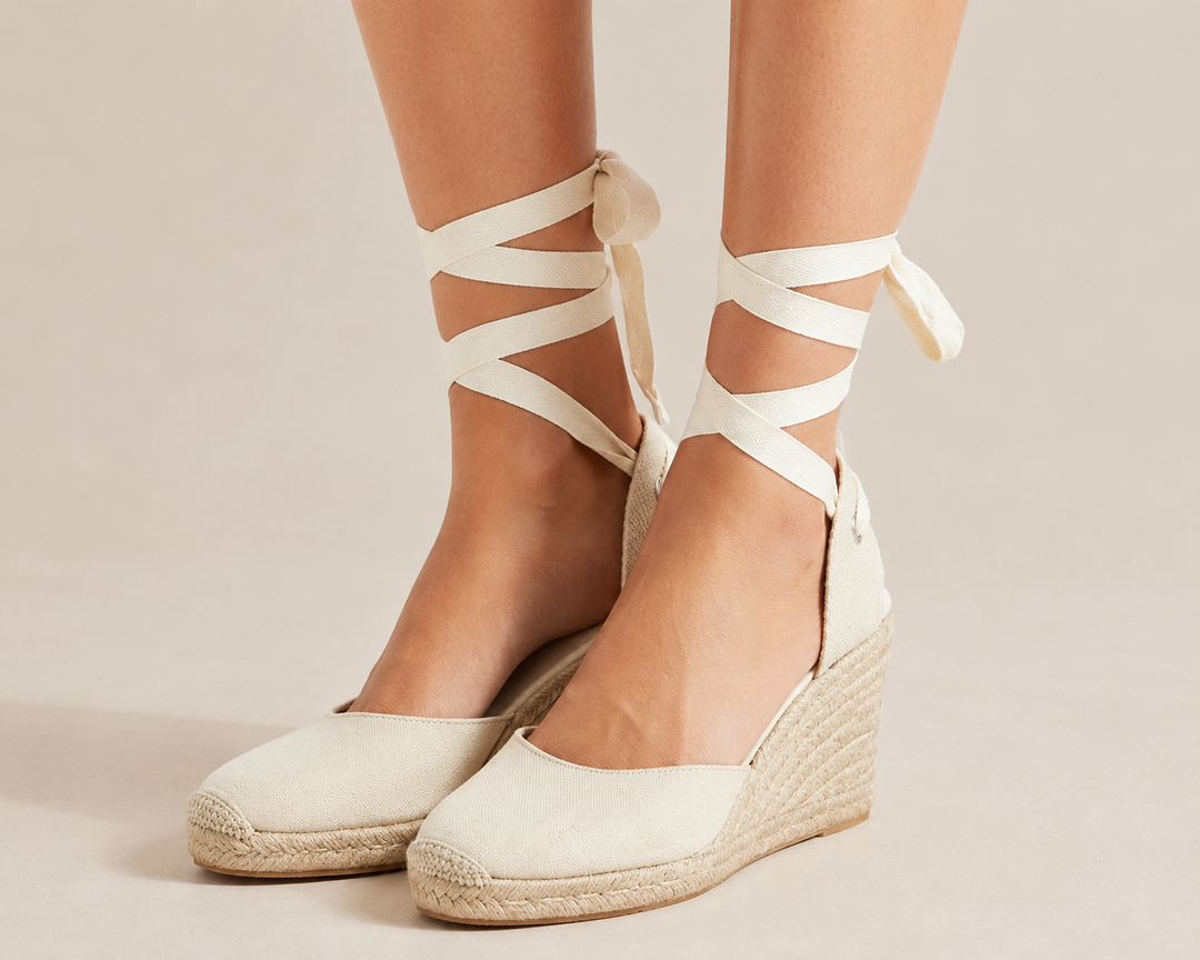 Trendy dames espadrilles op comfortabele sleehak. Met verstelbare enkelbandjes; ideale zomerschoenen.