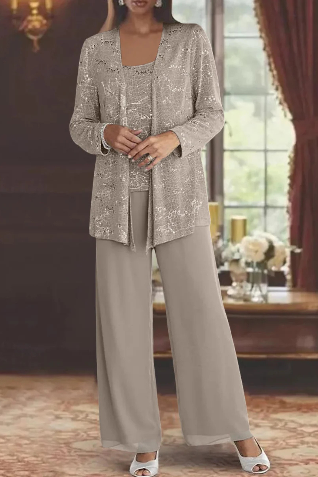 Chique driedelig dames broekpak, ideaal als trouwgast outfit of feestelijk pak.