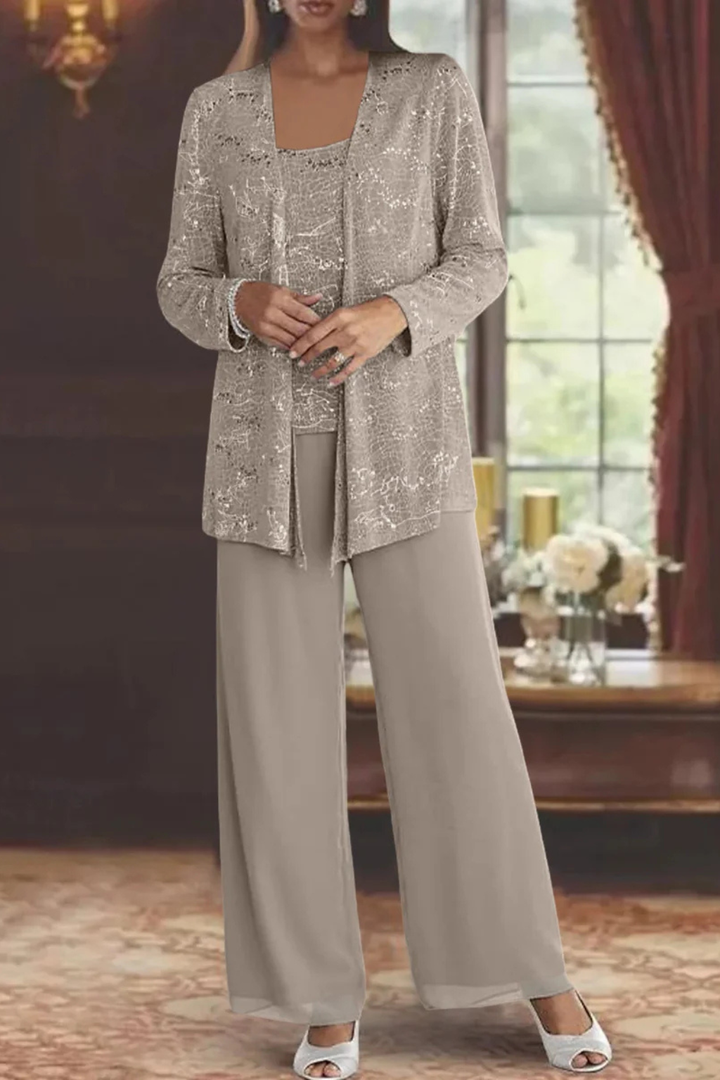 Chique driedelig dames broekpak, ideaal als trouwgast outfit of feestelijk pak.