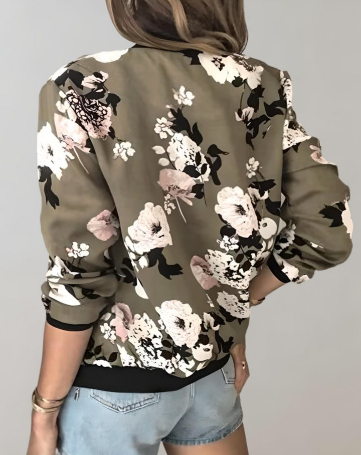 Achterkant van een stijlvol dames bomberjack met subtiele bloemenprint, ideaal voor lente outfit.