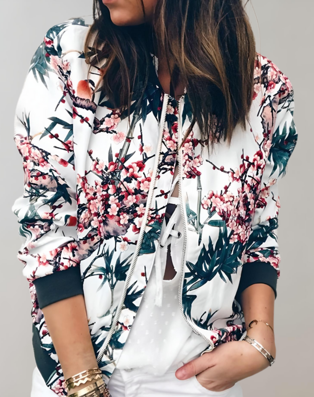 Dames Bloemen Bomberjack met levendige bloemenprint, ideaal voor lente en herfst. Trendy en comfortabel.