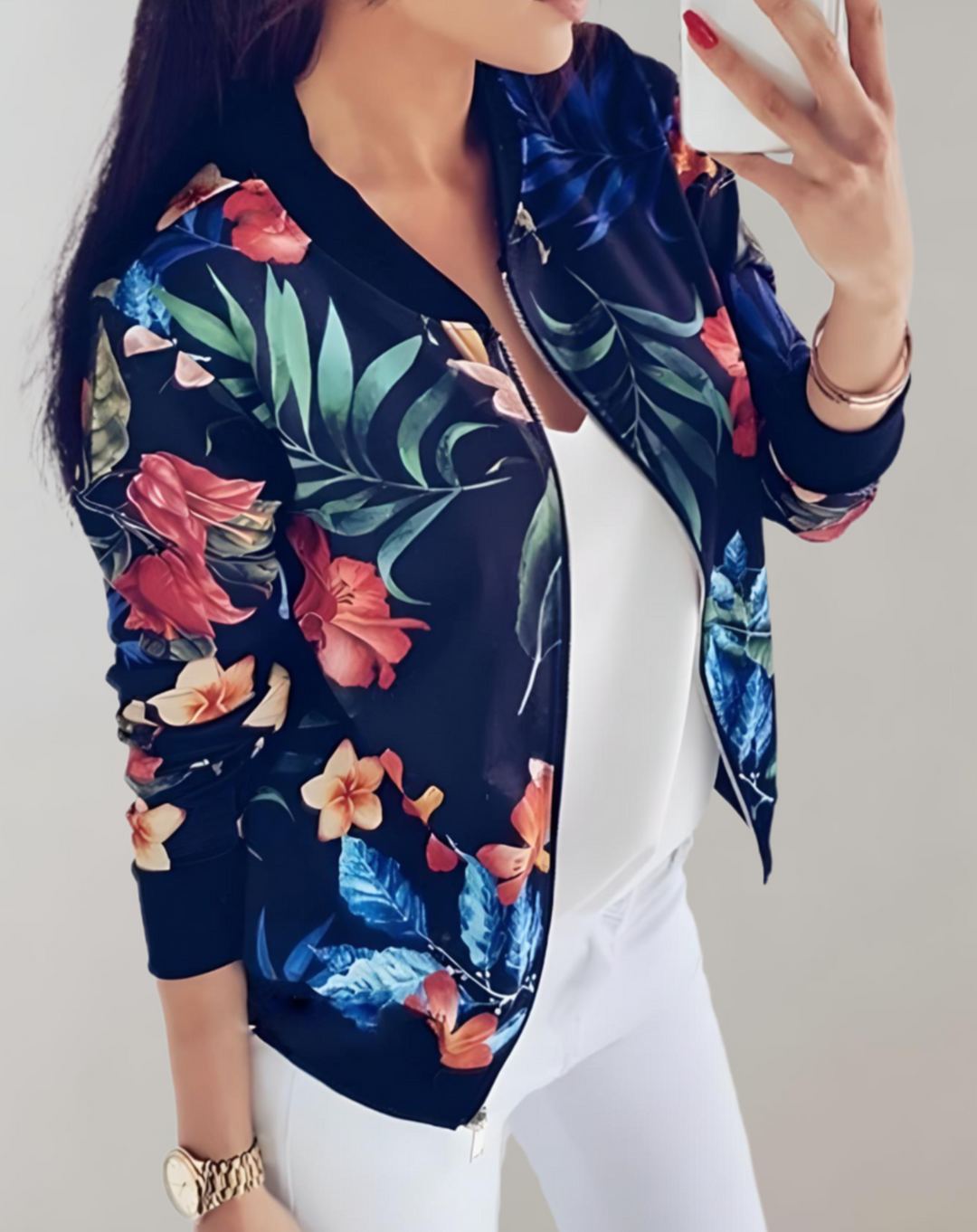 Trendy dames bomberjack met bloemenprint gedragen door model, combineert stijl en comfort.