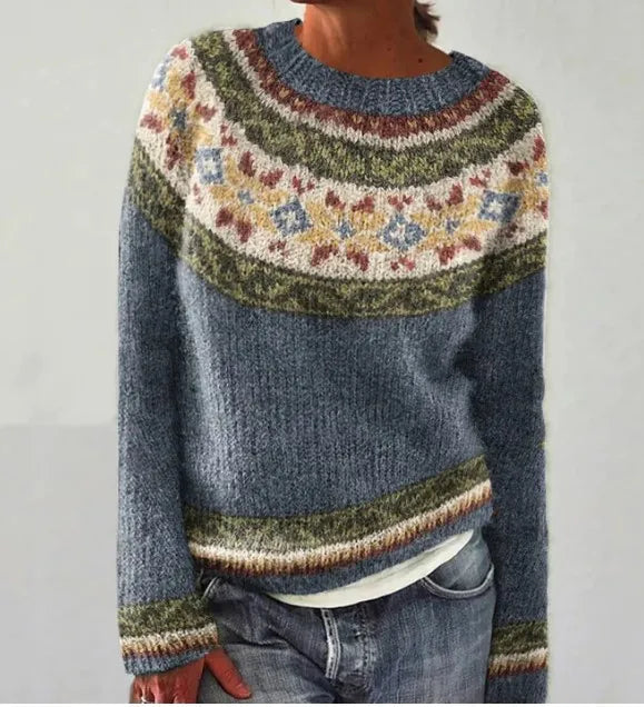 Model draagt comfortabele gebreide dames trui met vintage patroon en relaxte pasvorm. Stijlvol en warm.