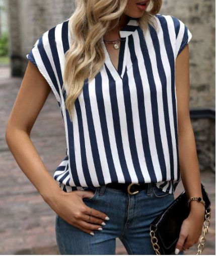 Dames blauwe gestreepte mouwloze blouse, elegant en comfortabel, ideaal voor een zomerse casual-chic look.