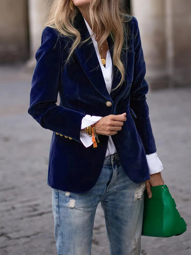 Zwarte getailleerde dames blazer, essentieel voor elke garderobe.