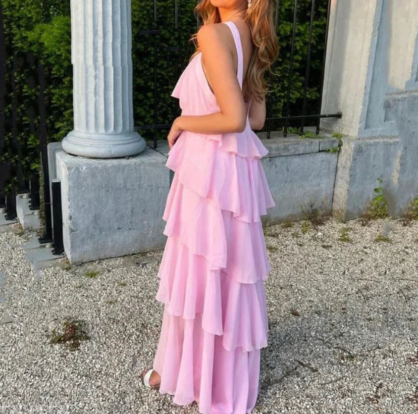 Roze gelaagde maxi jurk voor dames, met elegante halternek en A-lijn snit, ideaal voor zomer casual chic.