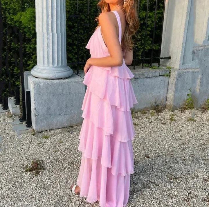 Roze gelaagde maxi jurk voor dames, met elegante halternek en A-lijn snit, ideaal voor zomer casual chic.