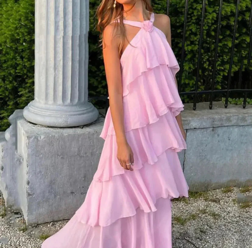 Stijlvolle roze A-lijn maxi jurk met gelaagde stof en halternek, perfect als zomer of feestjurk.