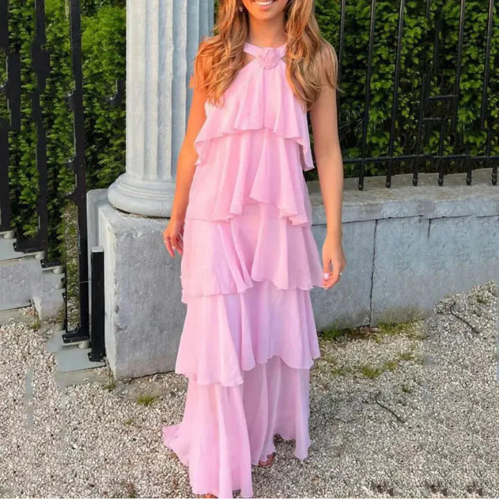 Comfortabele roze dames maxi jurk met sierlijke gelaagde details en een trendy halternek, perfect voor elk feest.