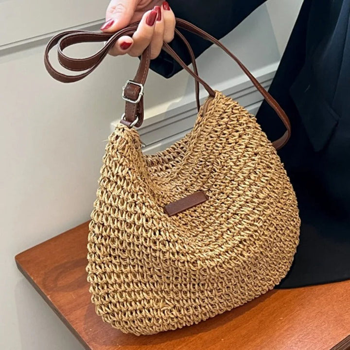 Modieuze gevlochten zomertas voor dames, als schoudertas of crossbody met verstelbare draagriem.