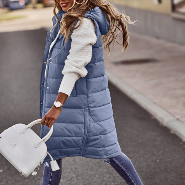 Dames warme bodywarmer met capuchon, essentieel voor outdoor activiteiten en winterse outfits.