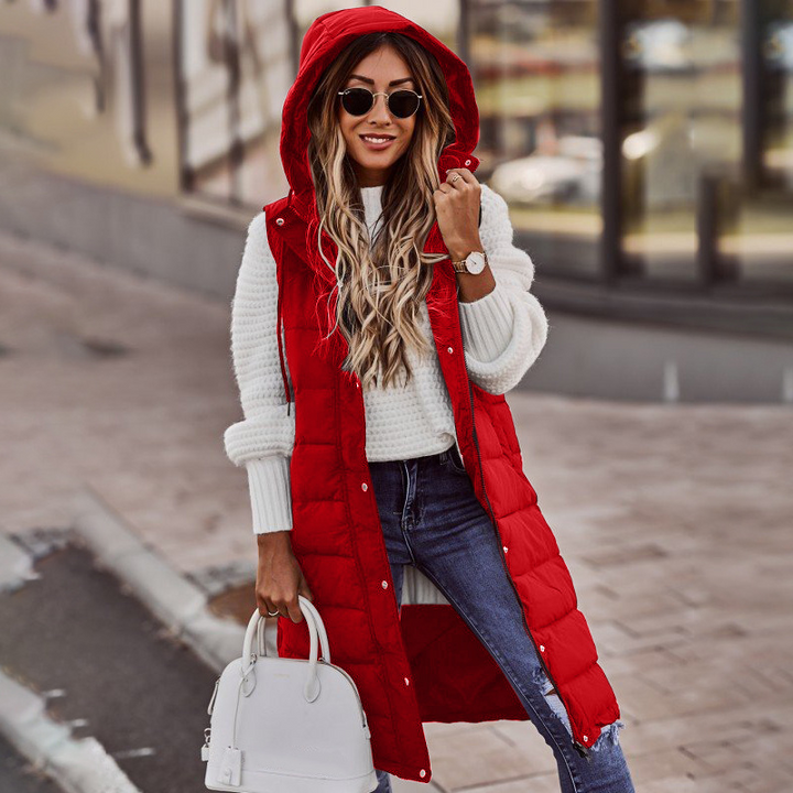 Warm dames vest met capuchon, mouwloos en zacht, perfect voor laagjes in de wintermode.