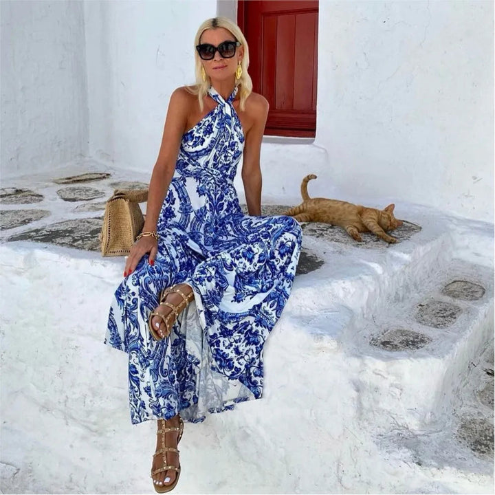 Zomerse dames maxi-jurk met halterhals en vrolijke bloemenprint. Ideaal als feestjurk of casual strandjurk.