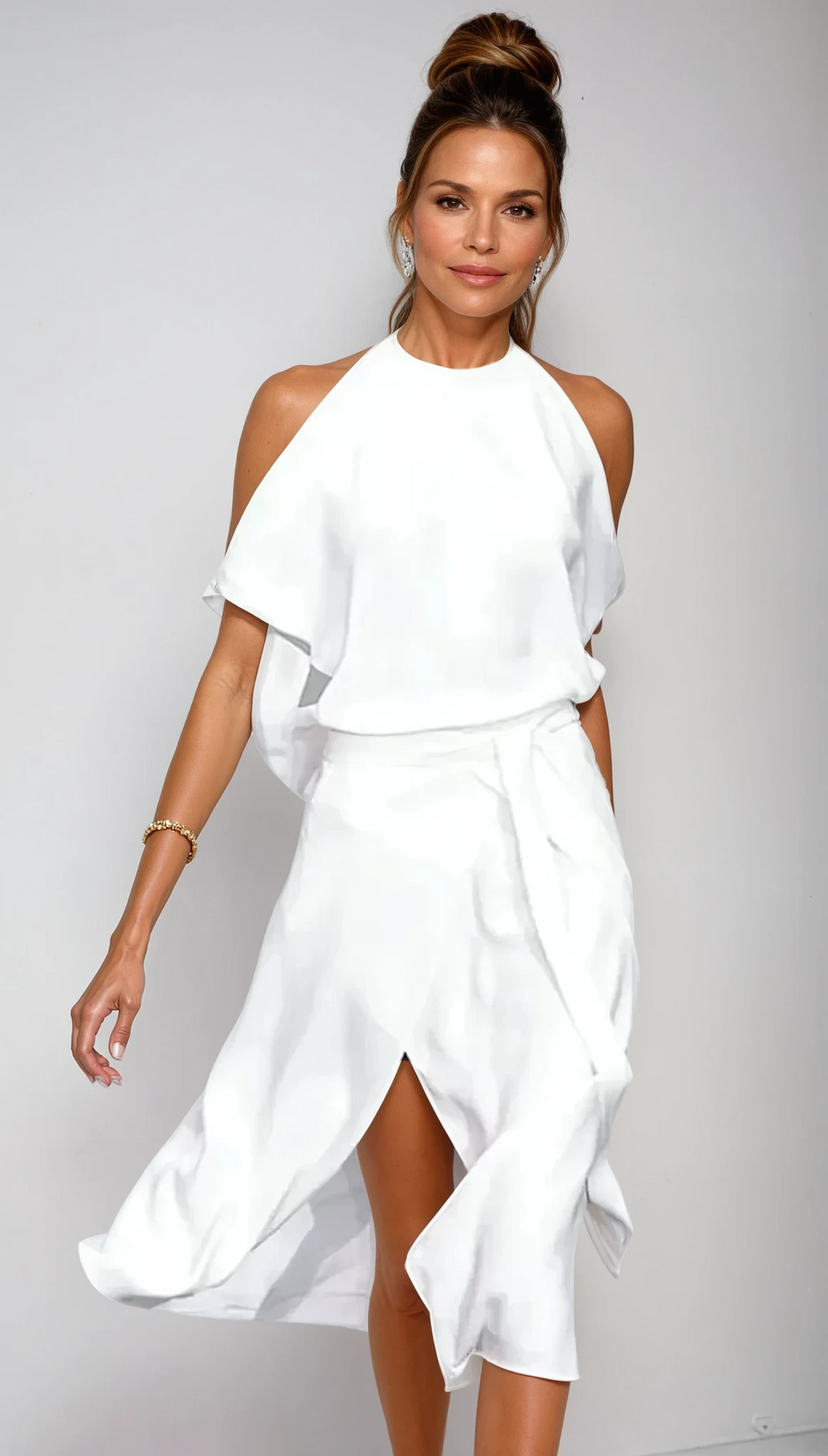 Trendy asymmetrische dames halter midijurk, ideaal als feestjurk of stijlvolle zomerjurk met open schouders.