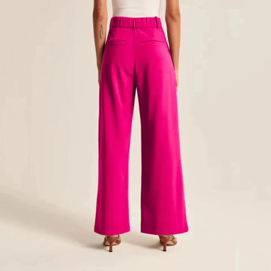 Modieuze high waist dames chino met wijde pijpen, ideaal voor zowel zakelijke als vrije tijd gelegenheden.