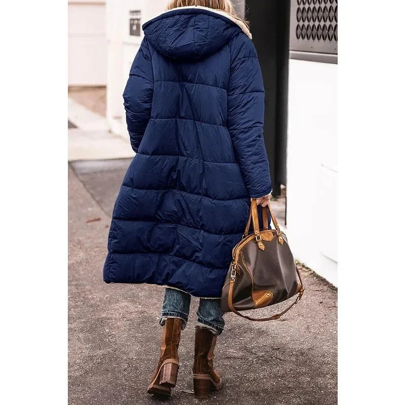 Warme lange pufferjas met capuchon voor vrouwen. Comfortabele en functionele winterjas als buitenkleding.