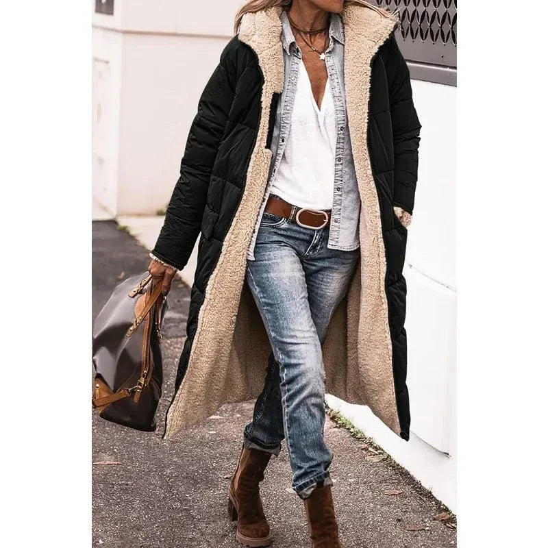 Gewatteerde lange dames winterjas met capuchon. Warme pufferjas, perfecte buitenkleding met moderne look.
