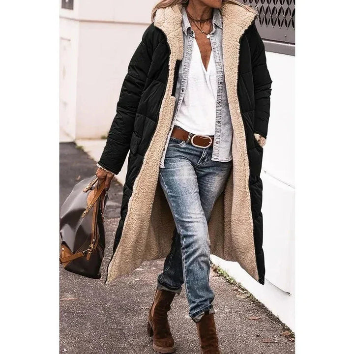 Gewatteerde lange dames winterjas met capuchon. Warme pufferjas, perfecte buitenkleding met moderne look.
