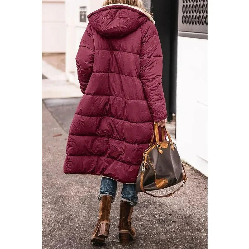 Stijlvolle lange dames pufferjas met capuchon. Warme en trendy buitenkleding, essentieel voor de winter.