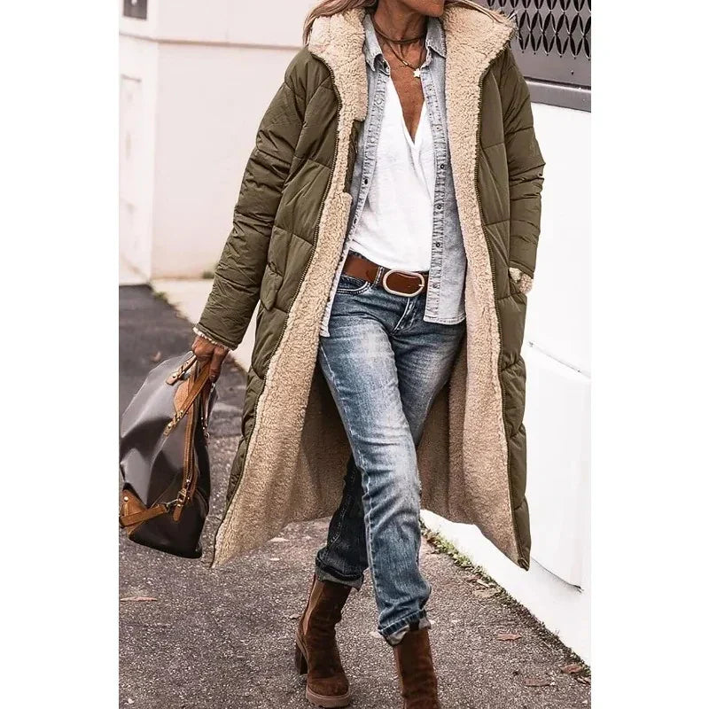 Lange dames pufferjas met capuchon, ideaal als warme winterjas en modieuze buitenkleding.