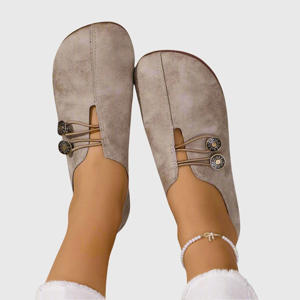 Modieuze dames comfort ballerina instappers met knoopdetail. Perfecte platte schoenen voor dagelijks en zomerseizoen.