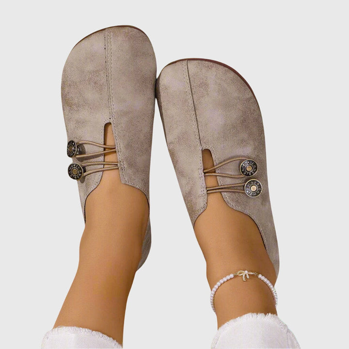 Modieuze dames comfort ballerina instappers met knoopdetail. Perfecte platte schoenen voor dagelijks en zomerseizoen.