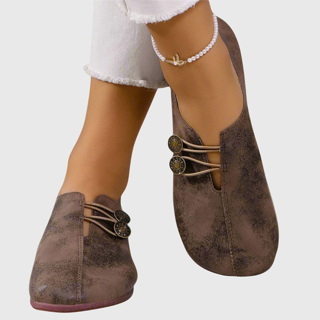 Stijlvolle dames instappers met knoopdetail. Comfortabele platte ballerina schoenen, elegant voor lente en zomer.